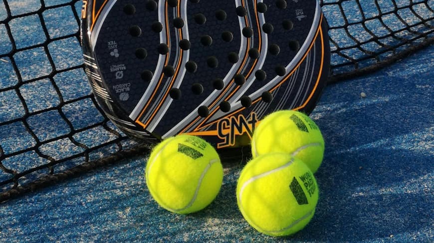 Padel-Tennis Schläger und Bälle