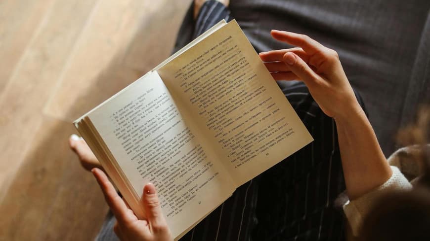 Frau liest ein Buch