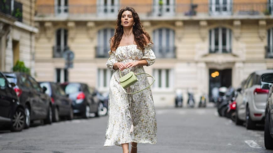 Frau in Sommerkleid