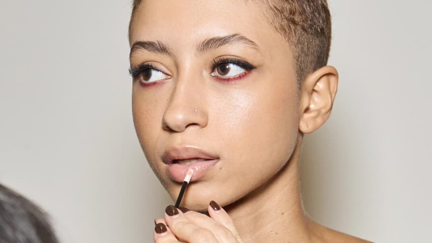 Model werden die Lippen geschminkt