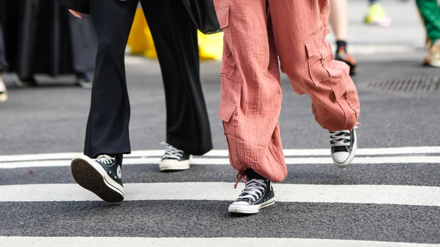 Zwei Frauen in Chucks