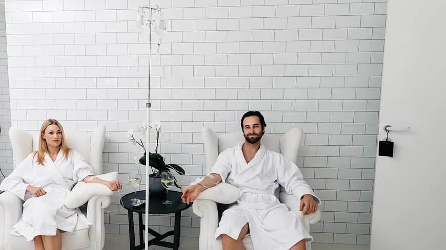 Zwei Personen in Drip Bar