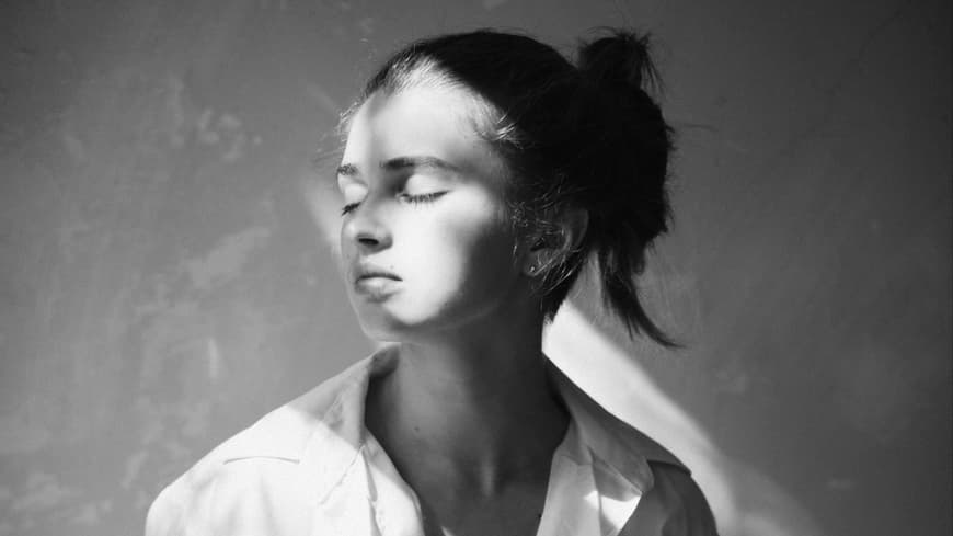Schwarz-weiß Fotografie einer Frau im Licht