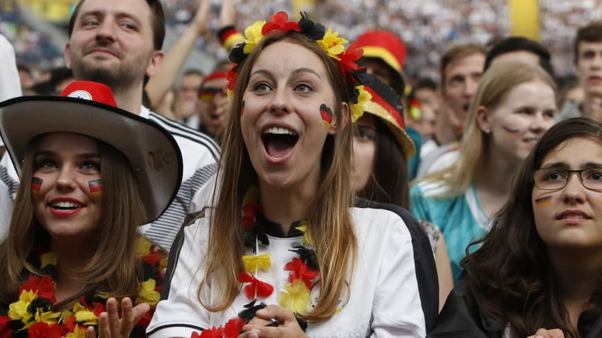 Frau guckt Deutschlandspiel