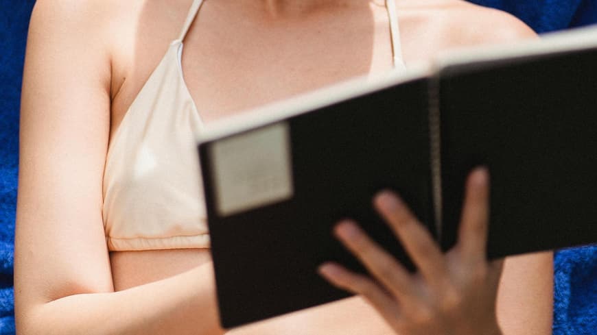 Frau liest Buch im Urlaub