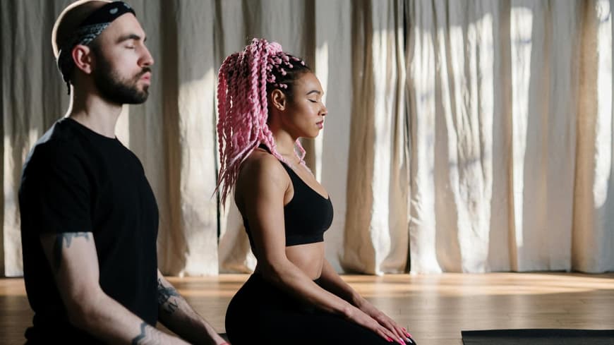 Zwei Personen machen Yoga
