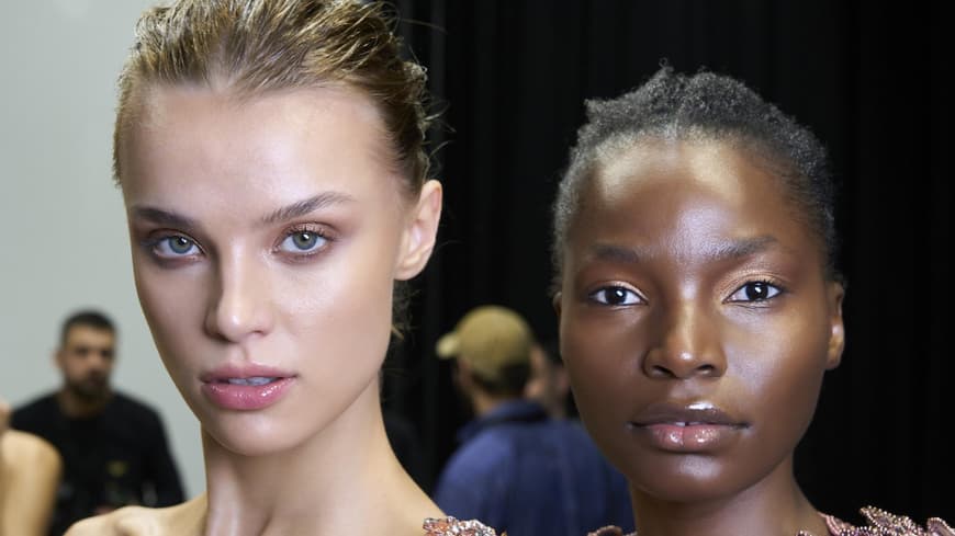 Zwei Models mit dezentem Make-up