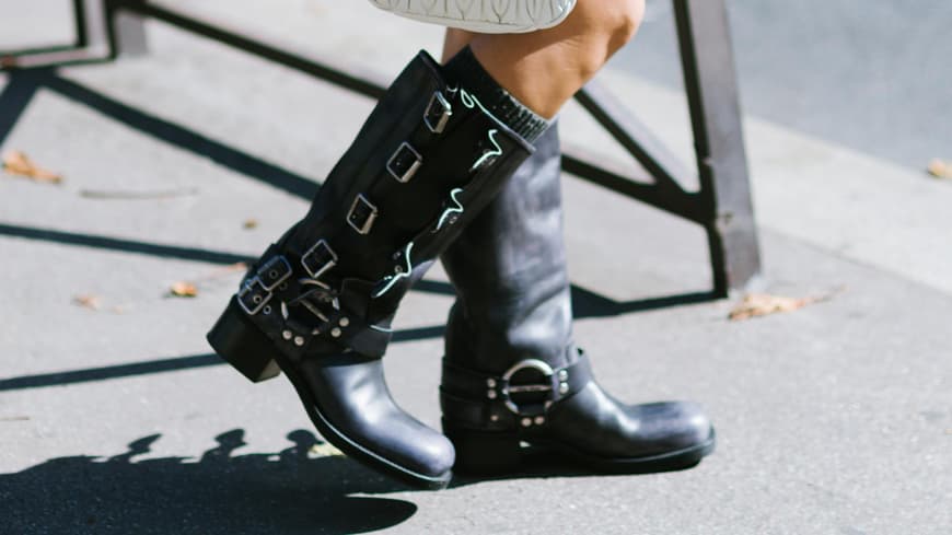 Frau in Biker Boots 
