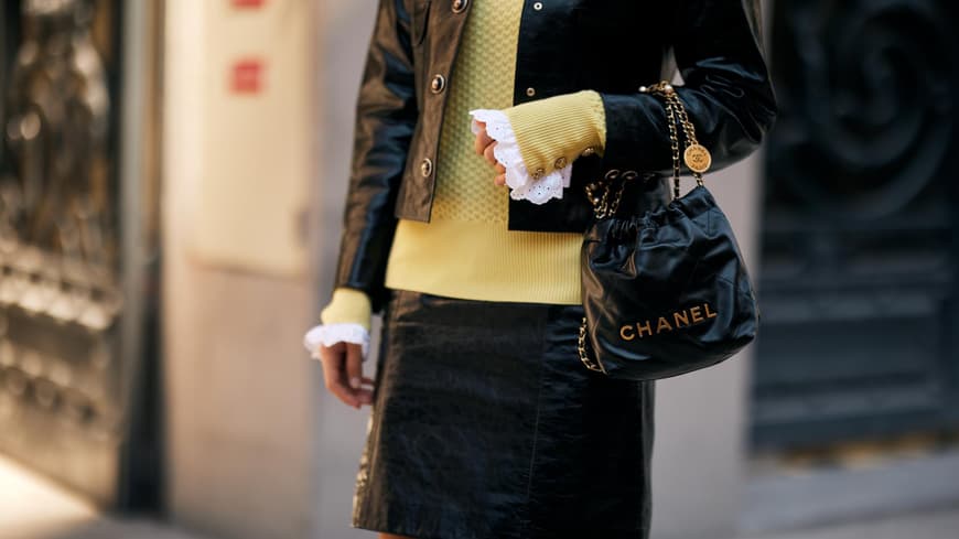 Frau mit einer Chanel-Tasche