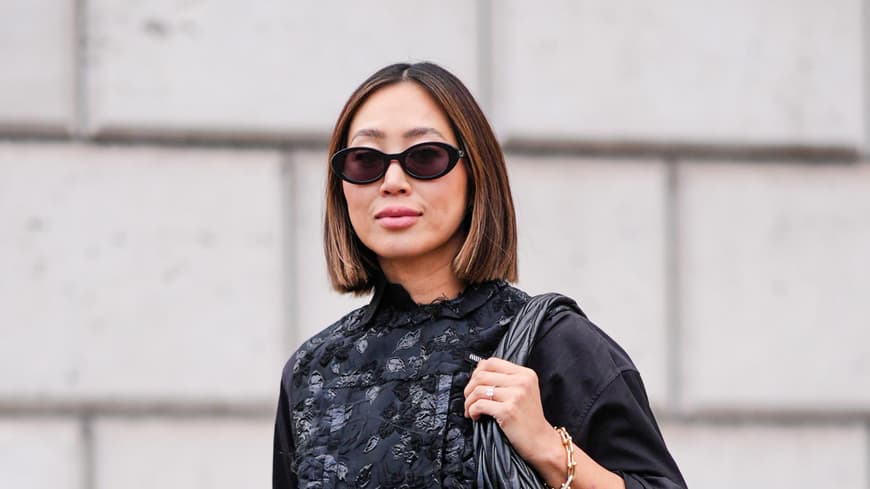 Influencerin Aimee Song mit einem Haarschnitt für dünnes Haar und Sonnenbrille im schwarzen Outfit