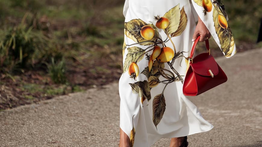 Grece Ghanem trägt Kleid mit Früchte-Print