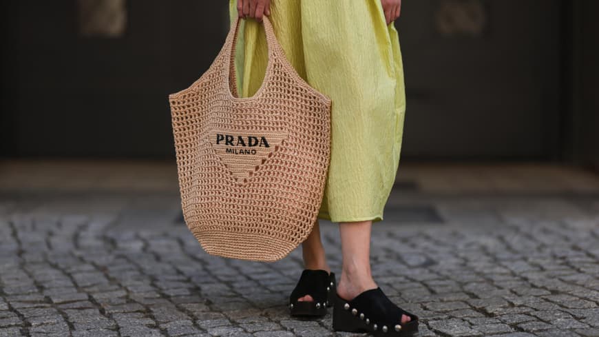 Frau mit Netztasche von Prada