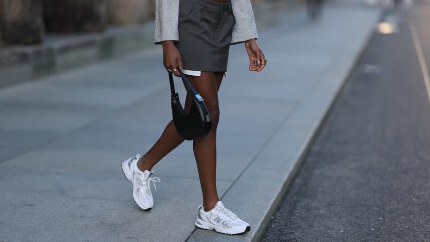 Frau in New Balance Sneakern