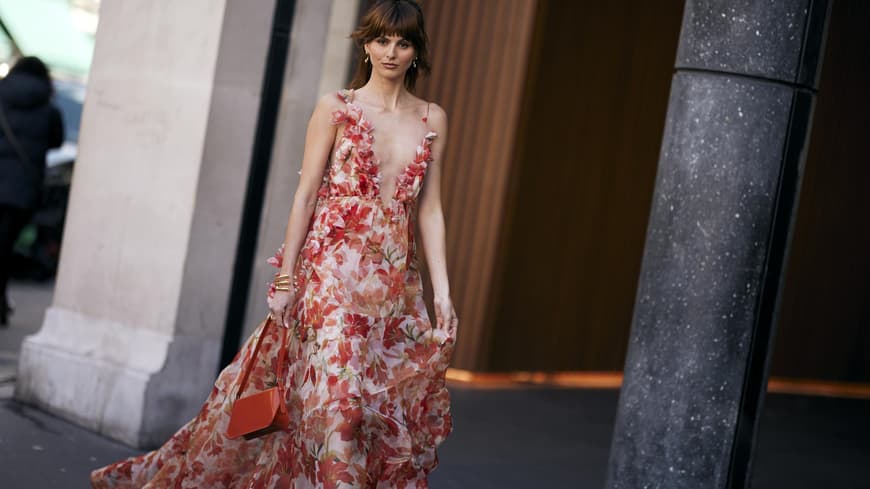 Frau in Kleid 