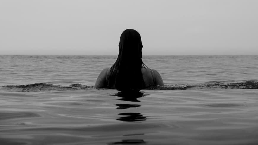 Frau badet im Meer