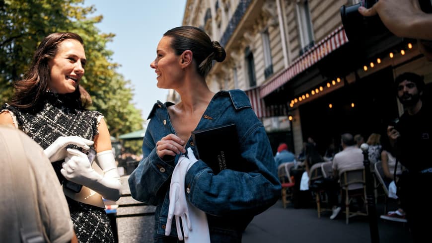 Zwei stylische Frauen