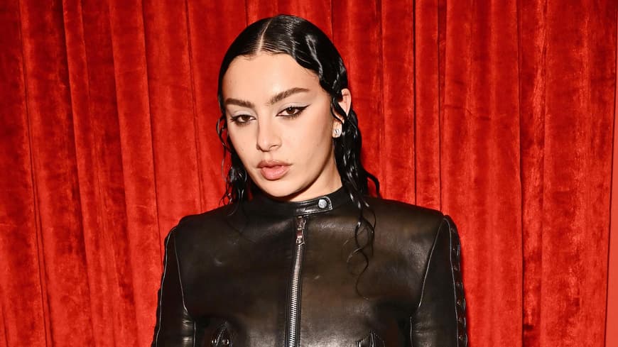 Brat Girl Charli XCX in schwarzem Leder-Look