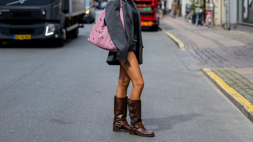 Frau trägt braune Stiefel