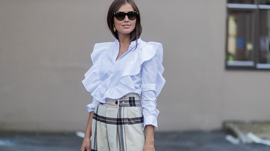 Frau in einer Bluse mit Rüschen