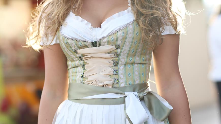Frau in einem Dirndl