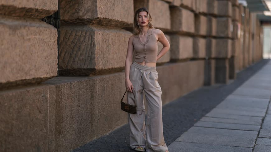Frau in beigefarbener Leinenhose