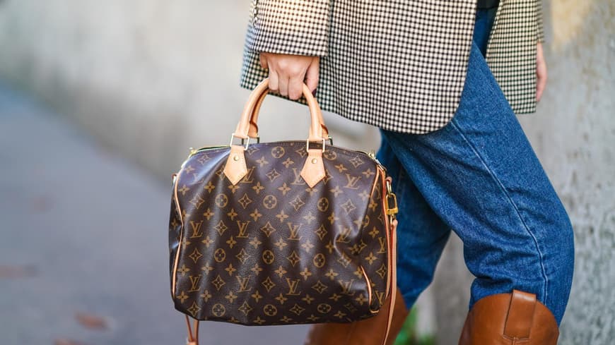 Frau mit Louis Vuitton Speedy