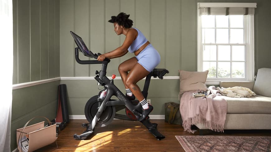 Frau auf Peloton Bike