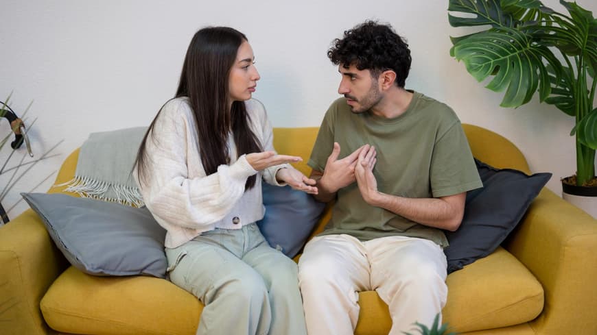 Paar streitet sich auf Sofa