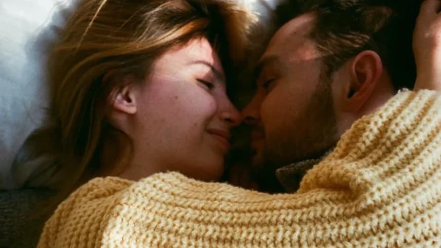 Mann und Frau beim Kuscheln
