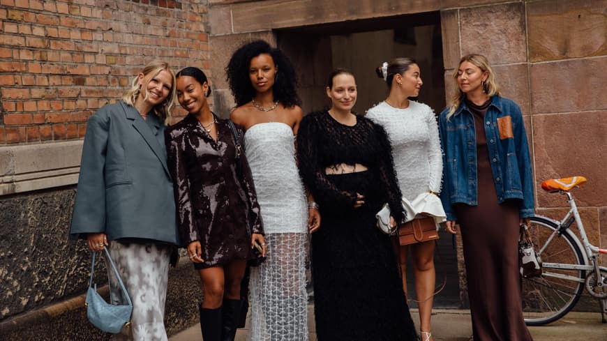 Sechs Frauen in stylischen Looks