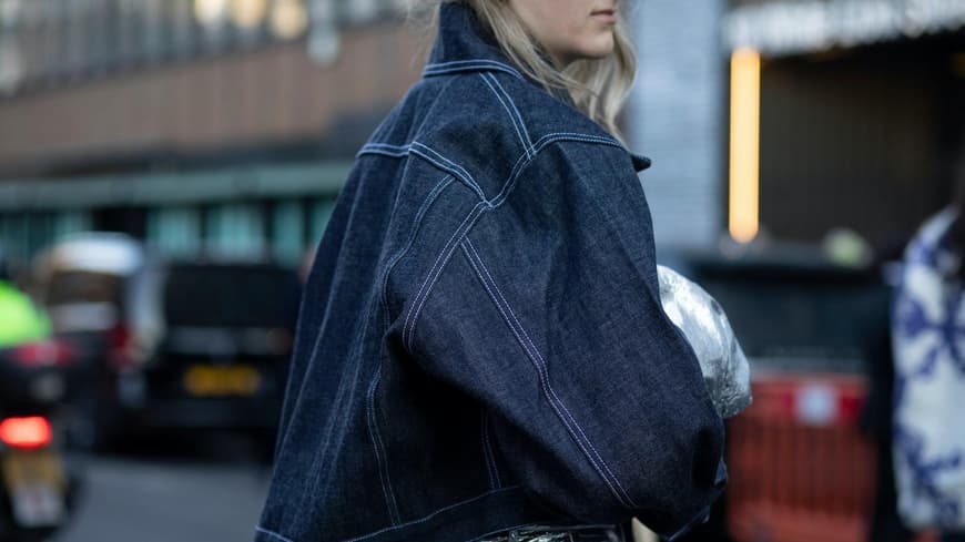 Frau in dunkelblauer Jeansjacke