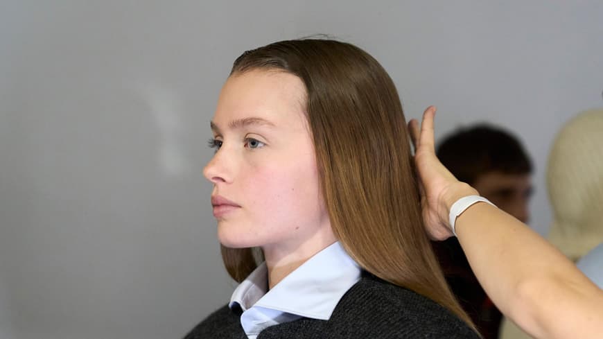 Model werden die Haare gemacht