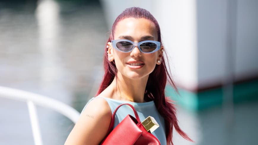 Dua Lipa mit kirschroten Haaren