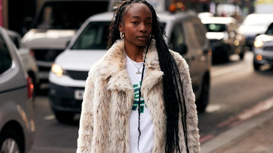 Frau in Fake Fur Jacke