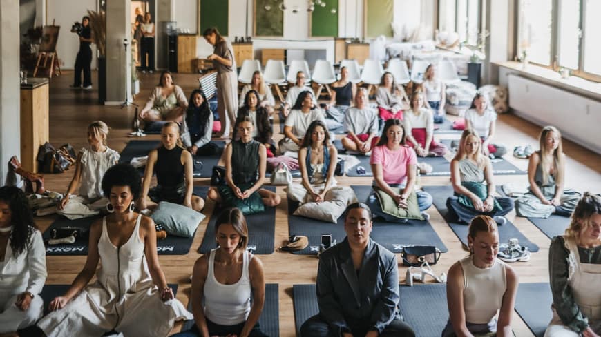 Menschen machen Yoga