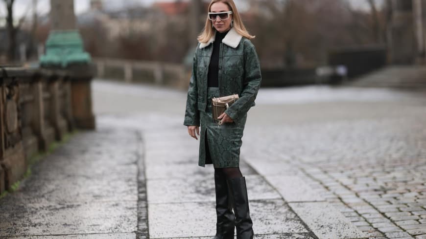 Sonia Lyson mit Stiefeln zum Rock