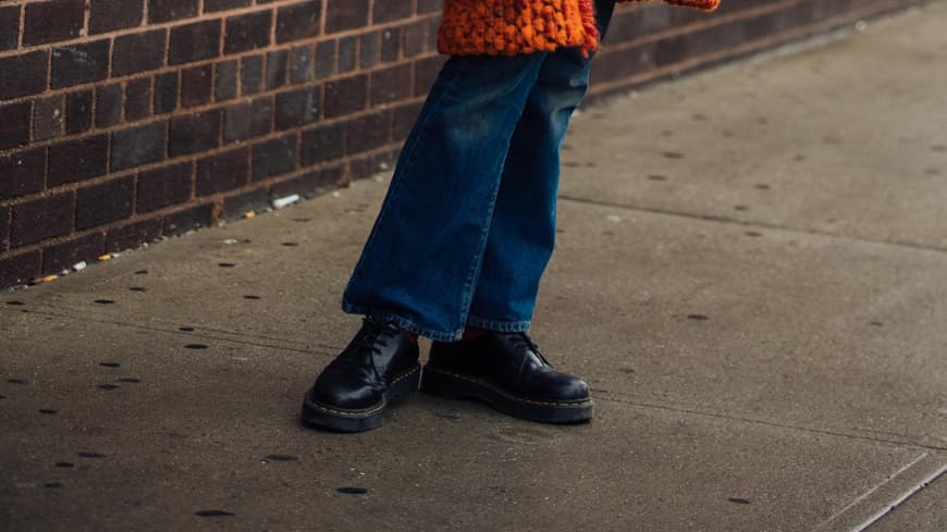 Frau trägt ein Outfit mit Brogues