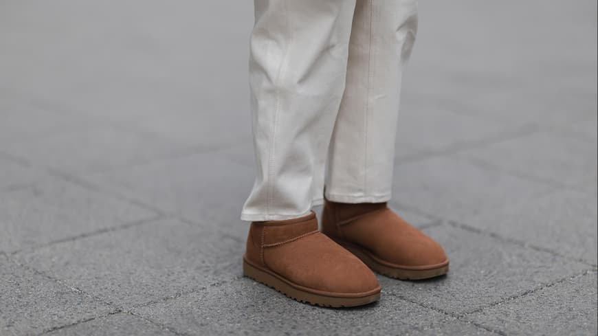 UGG Boots mit einer weißen Hose kombiniert