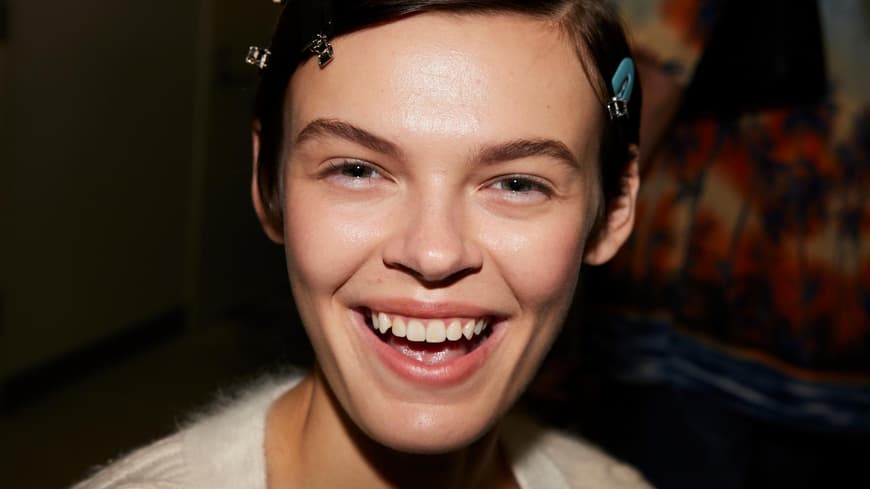 Model mit strahlender Haut