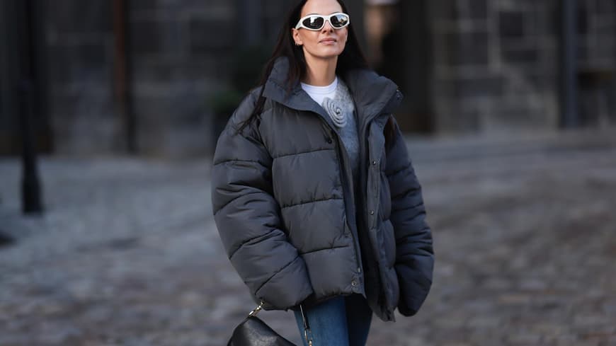 Frau in Daunenjacke