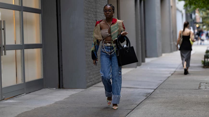Jeans-Trends Herbst 2024: Frau in Denim Hose
