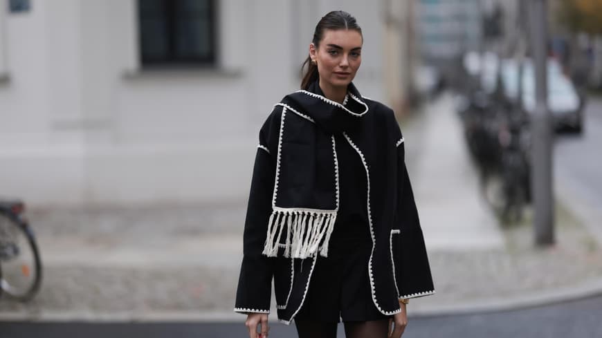 Frau in Toteme Jacke