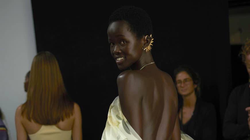 Model mit strahlender Haut