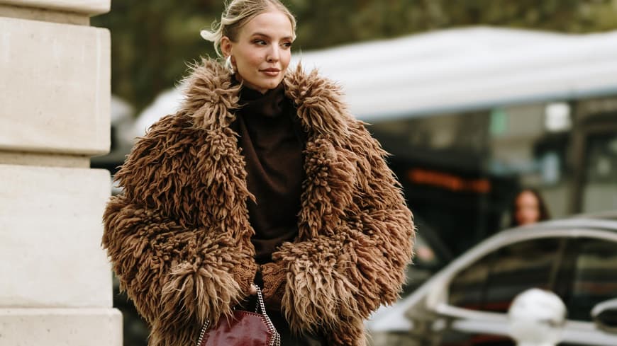 Leonie Hanne in Fake Fur Mantel
