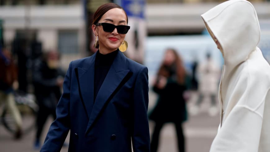 Frau in blauem Blazer