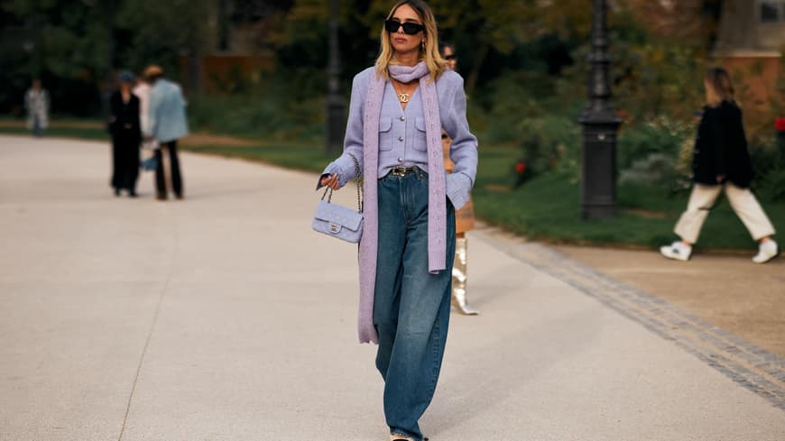 Frau mit Skinny Scarf