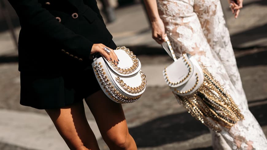 Zwei Frauen mit Handtaschen