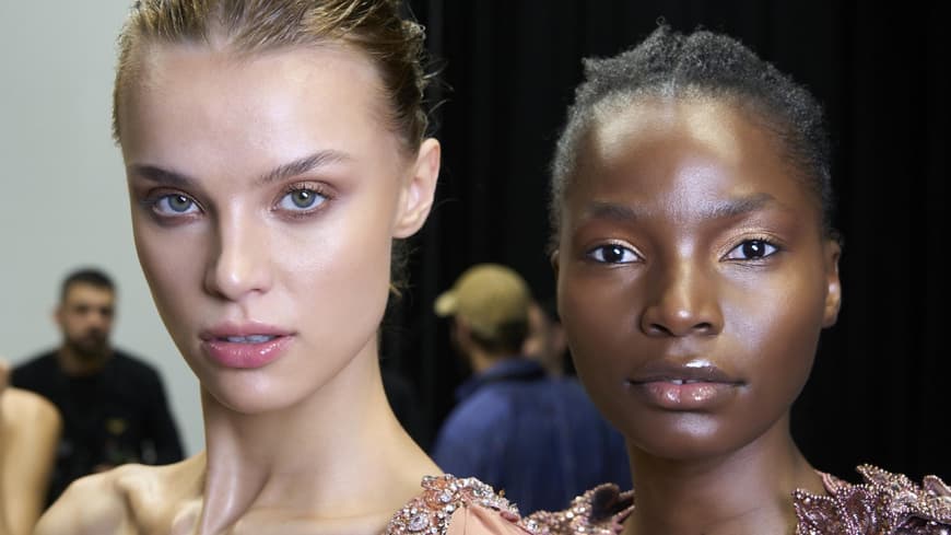 zwei Models Backstage bei Fashion Show