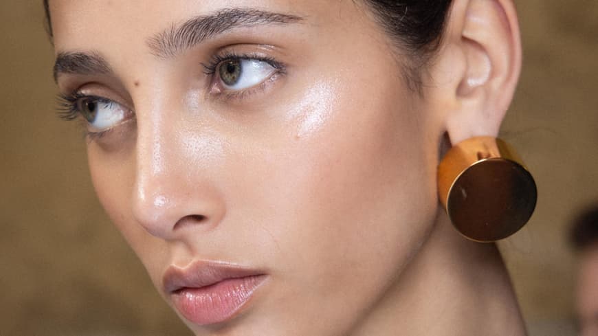 Model mit glatter Augenpartie