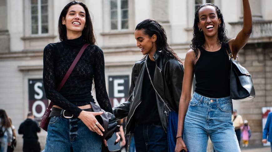 3 stylische Frauen am Lachen